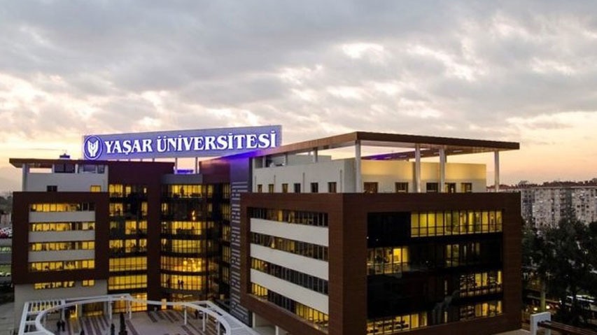 Foto della Yasar university scattata da un drone. Si vede molto bene la scritta yasar university al neon blu
