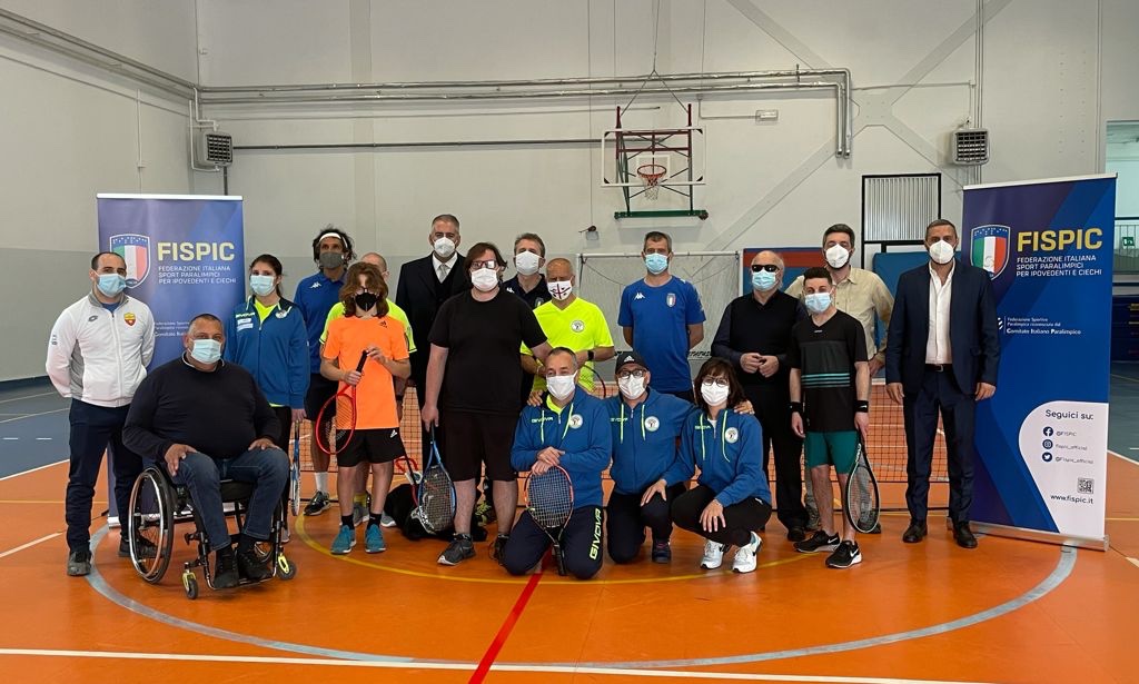 Foto di gruppo tra atleti di Blind tennis, tecnici, accompagnatori e anche il presidente Fispic
