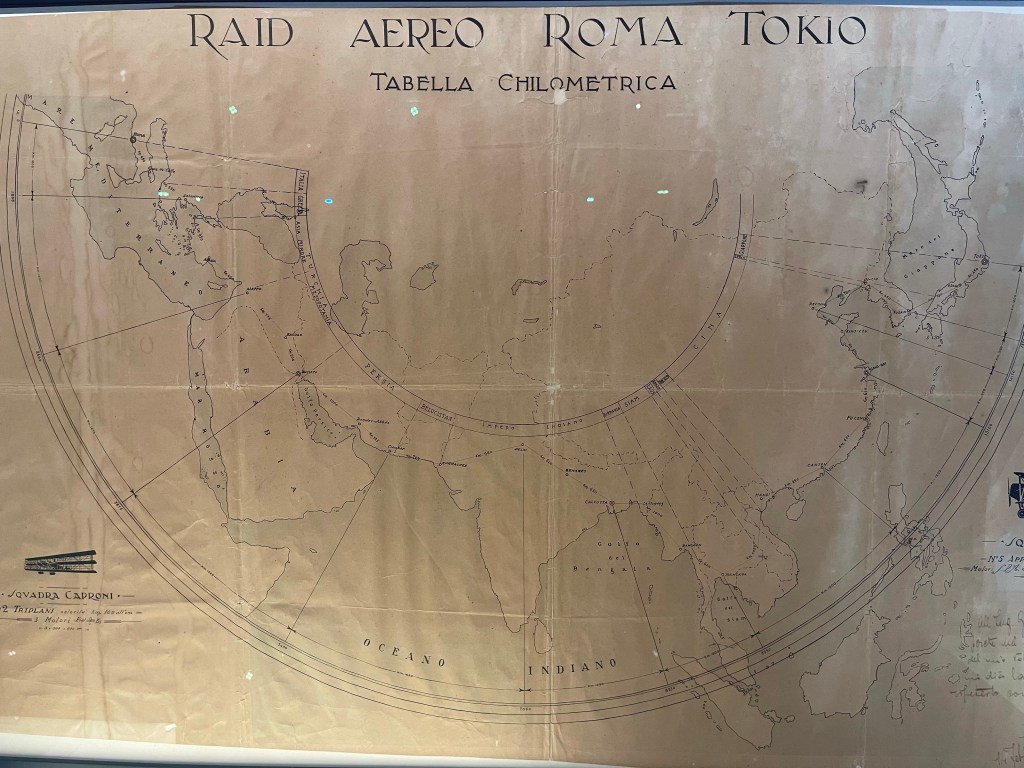 Foto di una mappa kilometrica del raid. Tokyo è scritta con la lettera i di imola
