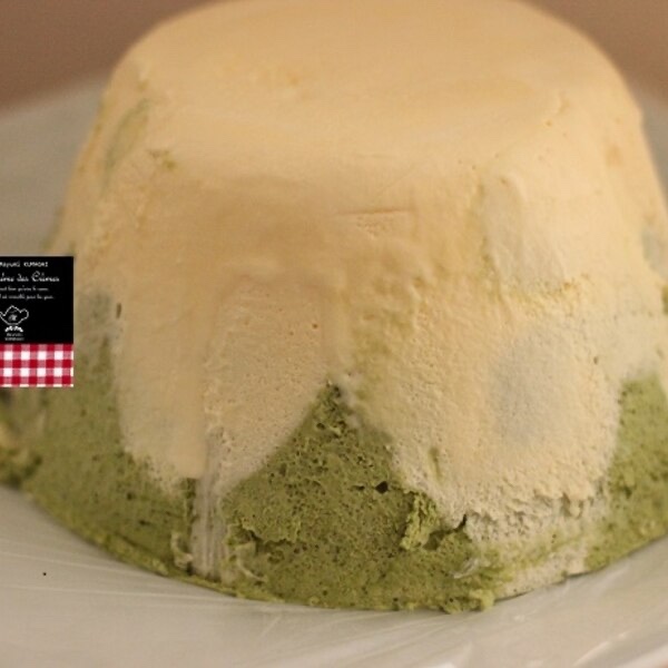 Su un piatto bianco cè il Fujiyama ice ha la forma del monte Fuji con la base verde maccia e la parte alta bianco neve