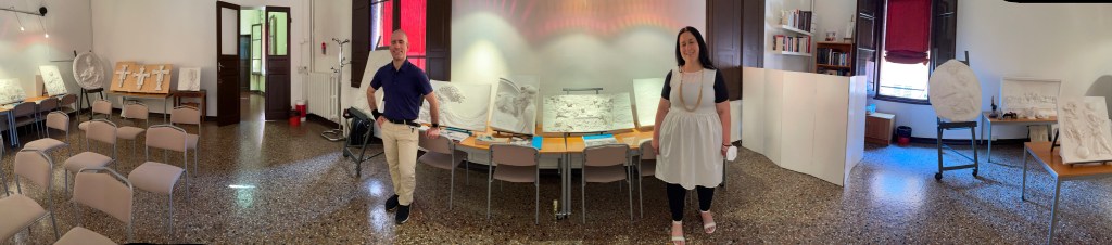 Foto a 180 gradi del Museo Anteros. Da sinistra a destra sono visibili 14 opere tattili. Roberto posa vicino alla Grande onda di hokusai mentre Debora si trova nei pressi di Amor sacro amor profano di Tiziano