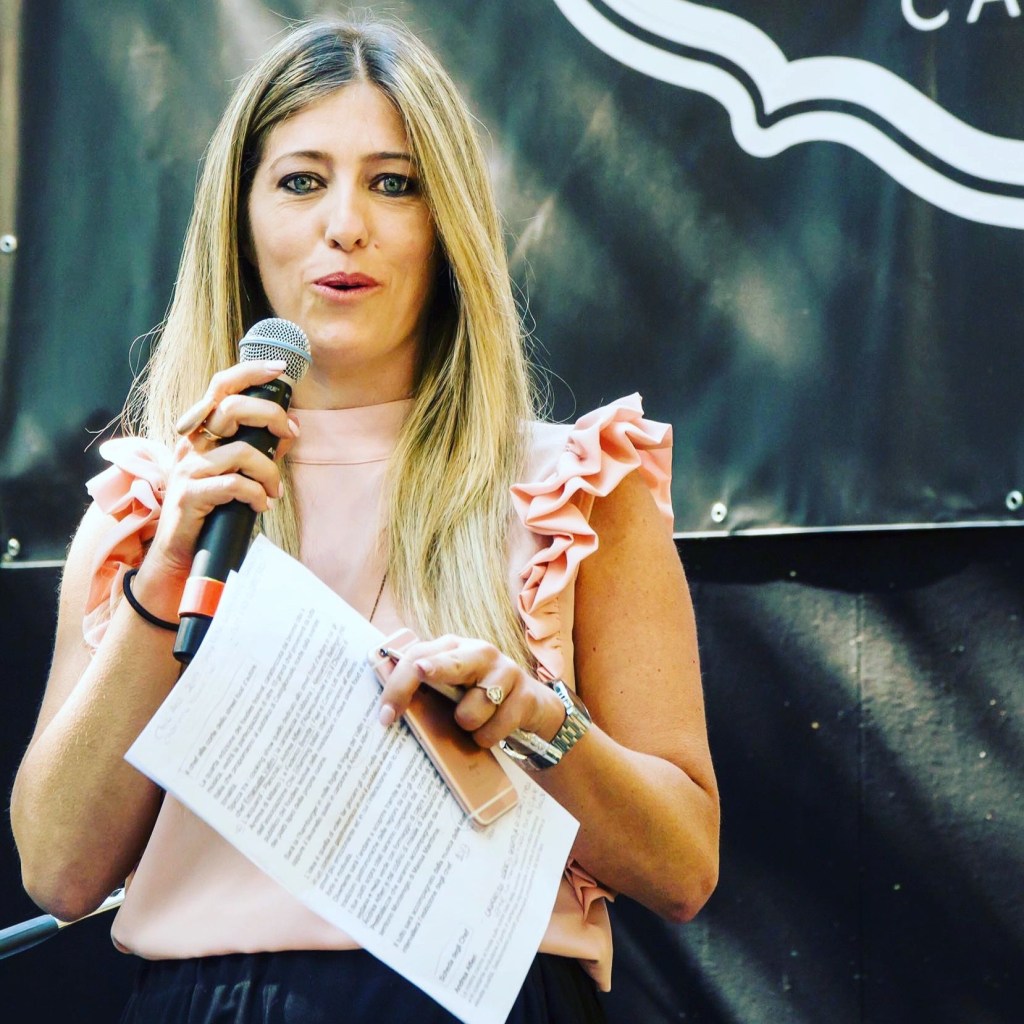 L’ospite di questa settimana in uno studio radiofonico parla al microfono tenendo un foglio di carta