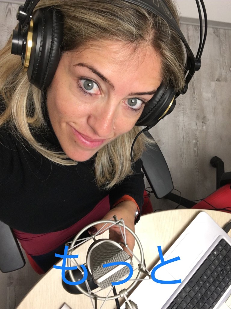 Chiara in studio di registrazione con cuffie e computer