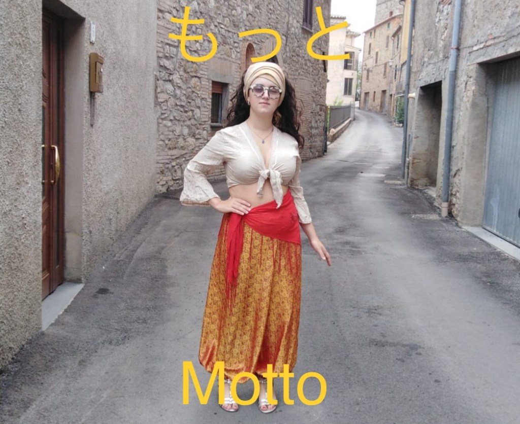 Clarissa con una camicetta corta color avorio e dei pantaloni rossi e oro