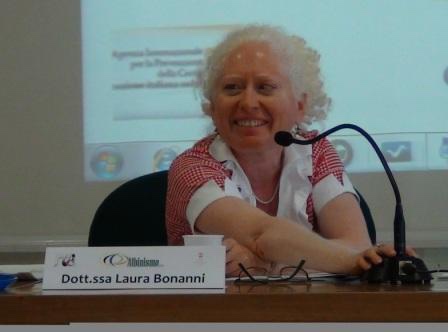 Laura parla al microfono durante il convegno sull’albinismo