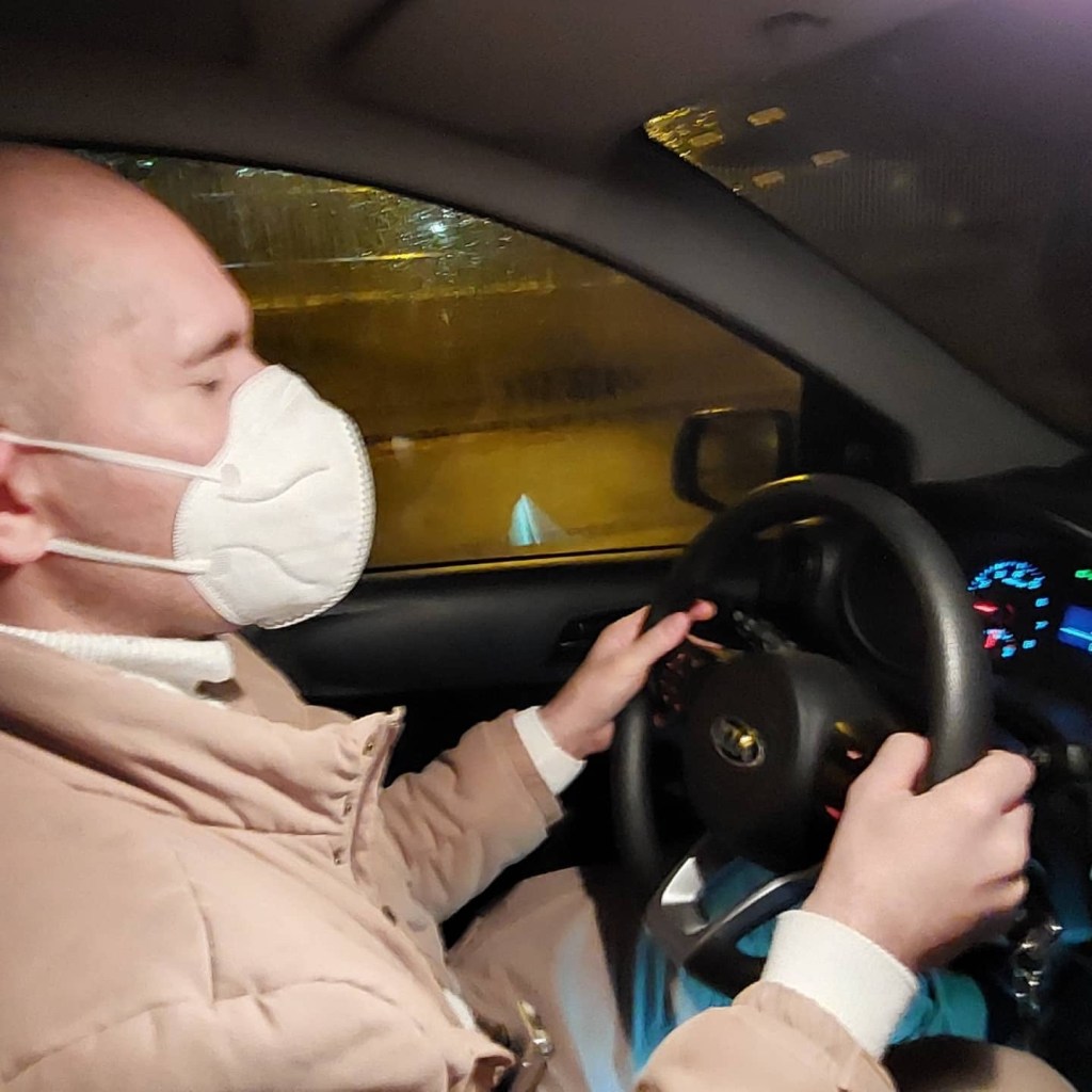 Roberto impugna il volante mentre guida la macchina