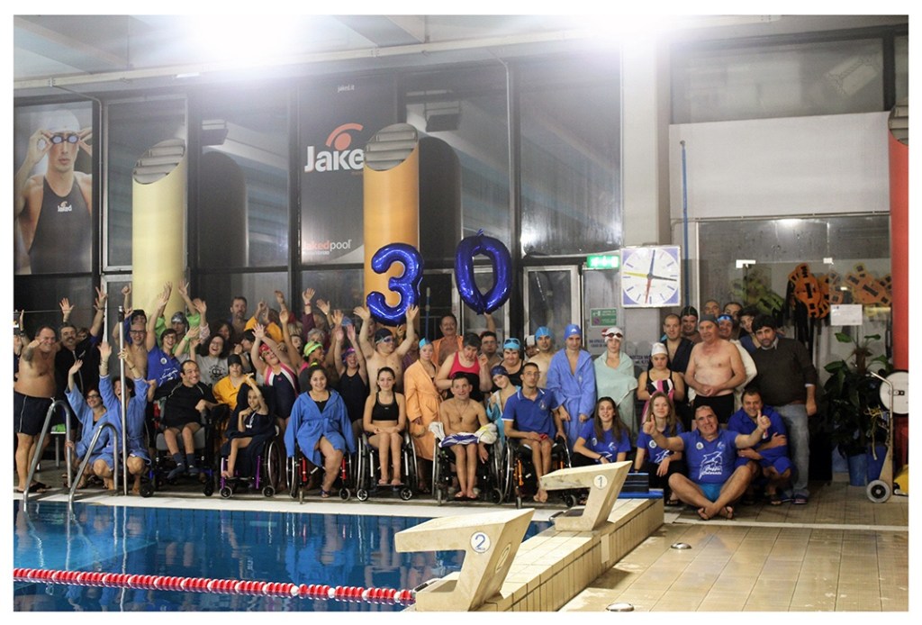 Max e i ragazzi delle Cuffie colorate seduti a bordo piscina