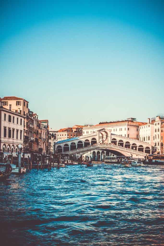 Vista del Ponte di Rialto dal centro del Canal Grande