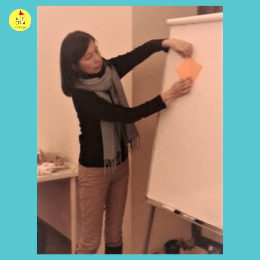 Haruka san alla sua prima lezione di origami, felice e contenta 