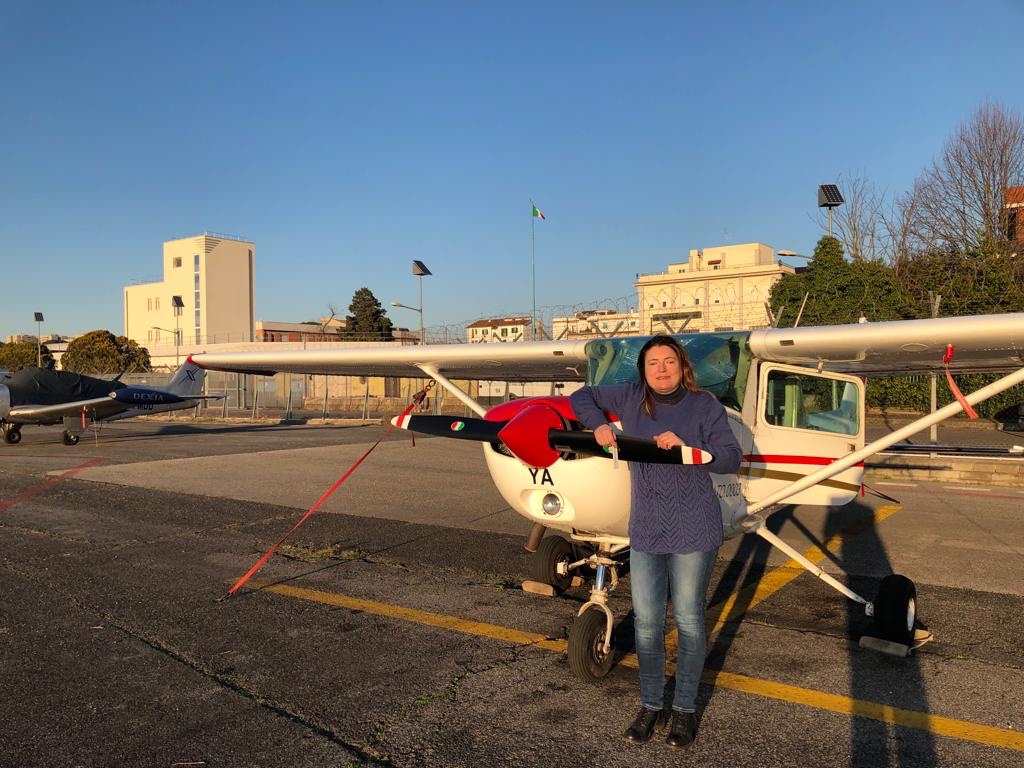 Foto di Sabrina che posa accanto ad un Cesna 152￼