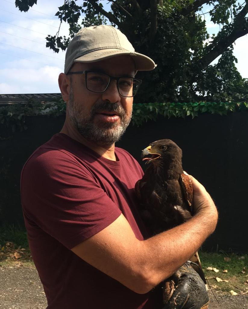 Lo scrittore Adriano De matteis con un cucciolo di Aquila