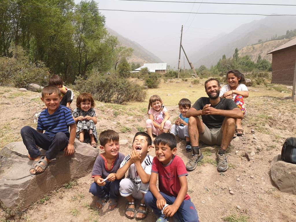 Davide assieme a un gruppo di bambini incontrati lungo il suo viaggio in tandem sulla via della seta 