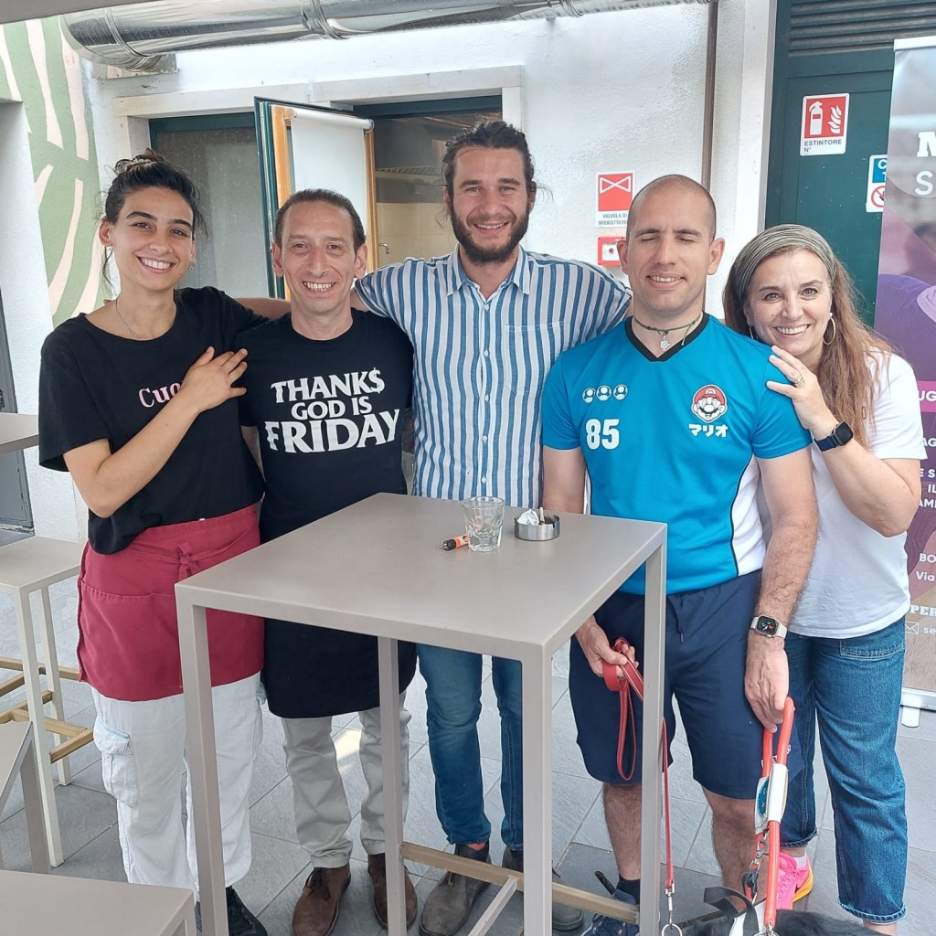 Foto di gruppo con Roberto, Luigina, il presidente Emanuele e altri del mangia bottoni