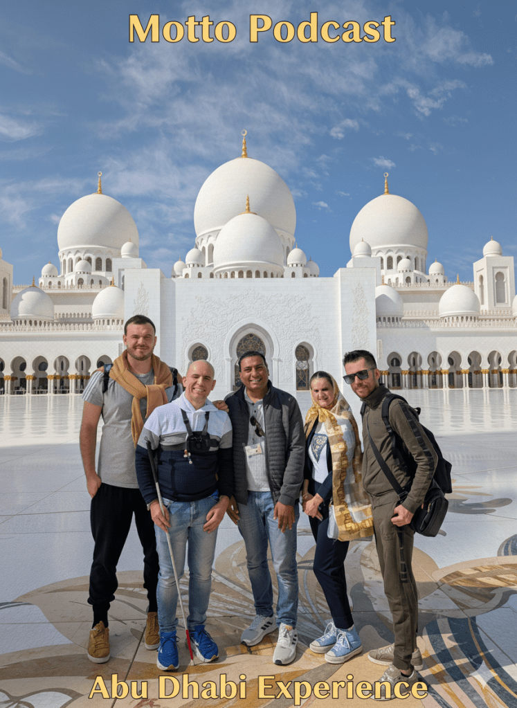 immagine di copertina in cui Roberto ed Elena possono assieme a Graziano, Marco e alla guida Omar davanti alla grande moschea di Abu D
